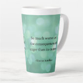 マルクス・アウレリウス：怒りを征服し、内面平和を見つける カフェラテマグ (右アングル)