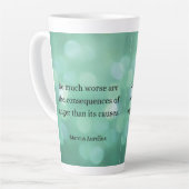 マルクス・アウレリウス：怒りを征服し、内面平和を見つける カフェラテマグ (左アングル)