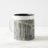 マルグレットMaによってパネルが付いている音楽部屋のために設計して下さい ツートーンマグカップ (正面左)