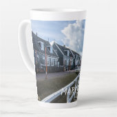 マルケンの木製桟橋、オランダ カフェラテマグ (左アングル)