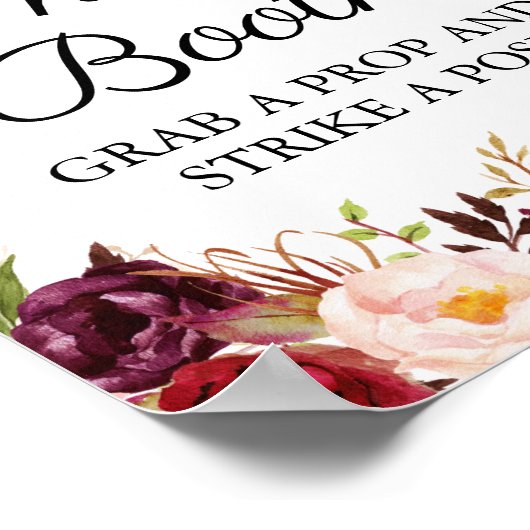 マルサラとピンクのフローラ結婚の写真ブースの看板 ポスター (角)