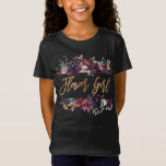 マルサラブルゴーニュフローラゴールドフォイルフラワーガール Tシャツ<br><div class="desc">この美しいモダンフローラフラワーガールTシャツのデザインは、分割されたマルサラ、ネイビーブルー、バーガンディとユーカリの緑の水色の花束を特徴としている。真ん中のタイトル「Flower Girl」は、可愛い手書文字の台本と金ゴールド箔のサンモダンセリフのタイポグラフィで位置づけられフェイクている。ブライダルシャワー素晴らし、バチェロレッテ、または婚約パーティのために！著作権エレガント招待状、すべての権利を留保。</div>