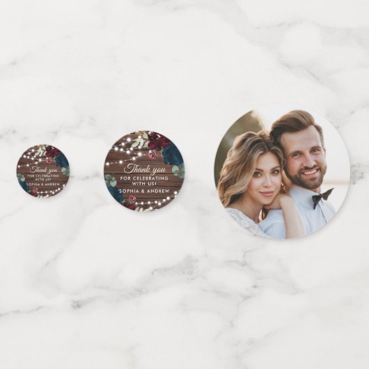 マルサラ & ネイビー フラワーズ ラスティック ウッド ウェディング テーブル コンフェッティ (裏面)