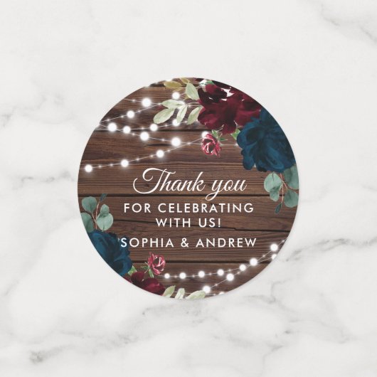 マルサラ & ネイビー フラワーズ ラスティック ウッド ウェディング テーブル コンフェッティ (スモール正面)