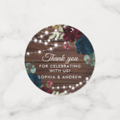 マルサラ&ネイビー フラワー ラスティック ウッド ウェディング テーブル コンフェッティ (スモール正面)