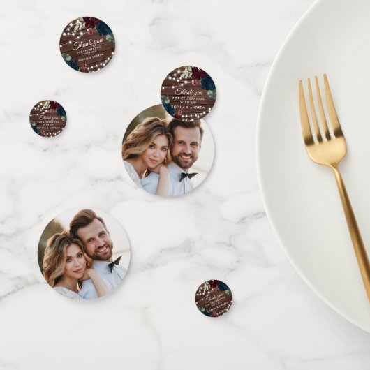 マルサラ&ネイビー フラワー ラスティック ウッド ウェディング テーブル コンフェッティ (グループ)