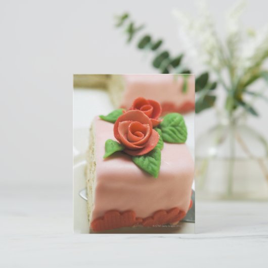 マルジパンお誕生日ケーキ付きバラのピース ポストカード (スタンド正面)