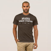 マルス宇宙ステーション ビンテージロゴ - レトロSFアスト Tシャツ (正面フル)