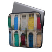 マルタのカラフルフロントドアのセット ラップトップスリーブ (正面左)