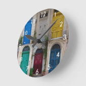マルタのカラフル前面ドアのセット ラウンド壁時計 (傾斜)