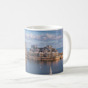 マルタのスリエマ港と超高層ビル コーヒーマグカップ