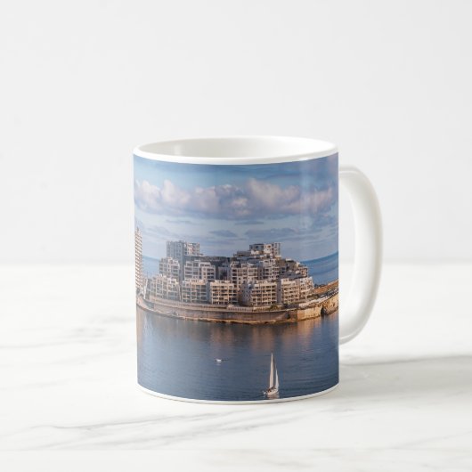 マルタのスリエマ港と超高層ビル コーヒーマグカップ (正面右)