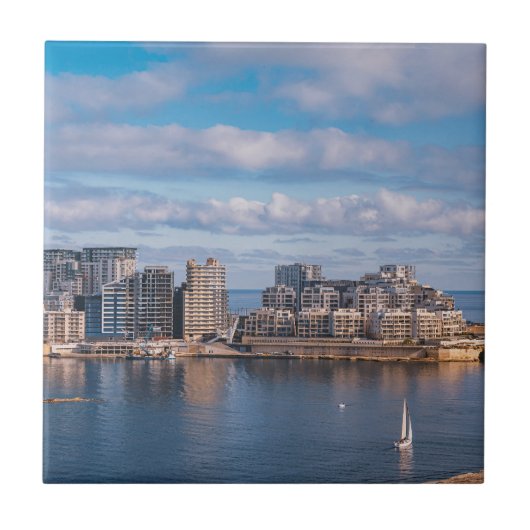 マルタのスリエマ港と超高層ビル タイル (正面)