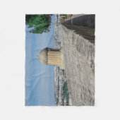 マルタのバレッタの旧市街壁の砲塔 フリースブランケット (正面)