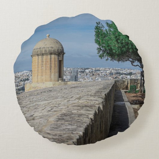 マルタのバレッタの旧市街壁の砲塔 ラウンドクッション (裏面)