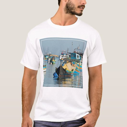 マルタの漁船マルタの| Marsaxlokk Tシャツ (正面)
