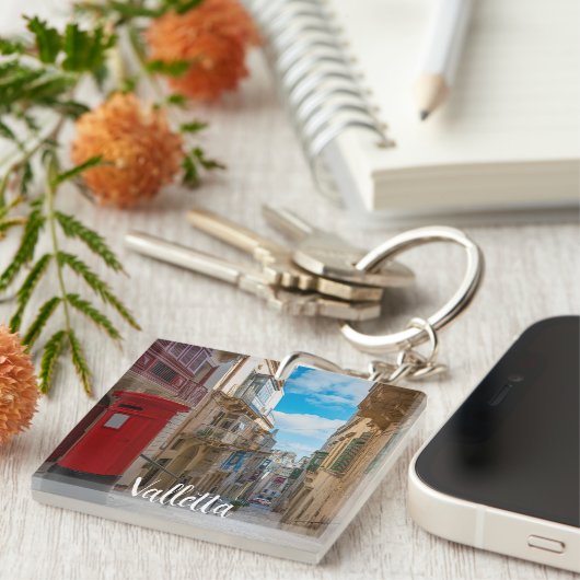 マルタの赤いヴィンテージメールボックス キーホルダー (正面右)