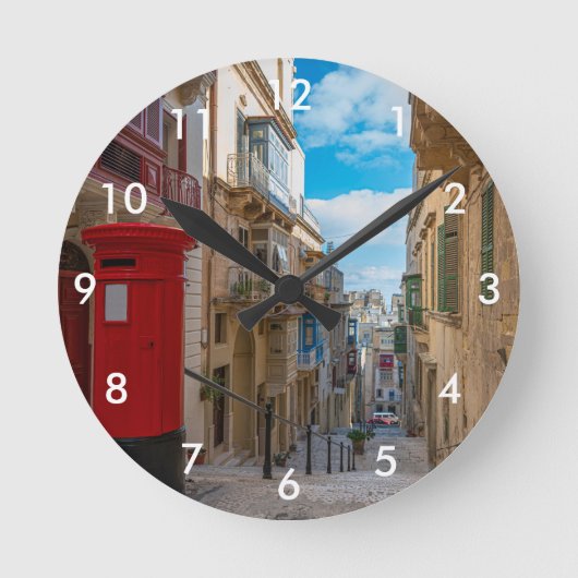 マルタの赤いヴィンテージメールボックス ラウンド壁時計 (正面)