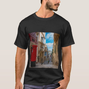 マルタの赤いヴィンテージメールボックス Tシャツ