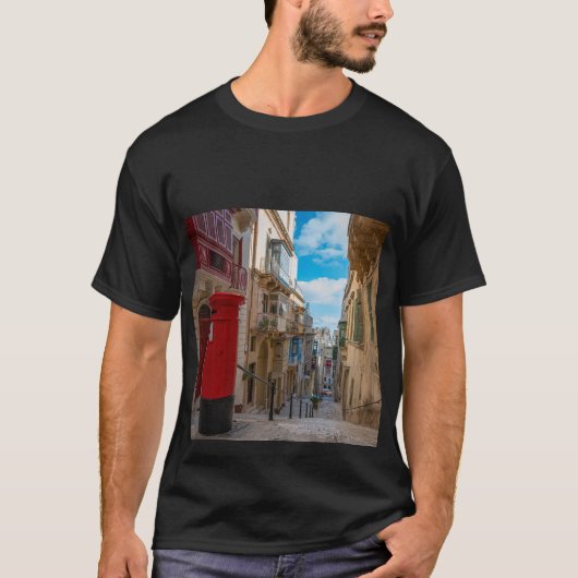 マルタの赤いヴィンテージメールボックス Tシャツ (正面)