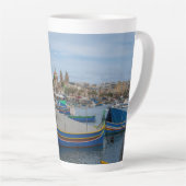 マルタ伝統的のカラフル魚釣り船 カフェラテマグ (右アングル)