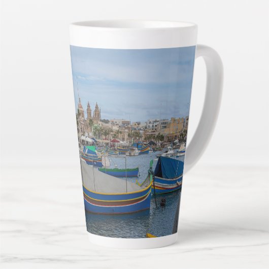 マルタ伝統的のカラフル魚釣り船 カフェラテマグ (右アングル)