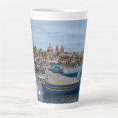 マルタ伝統的のカラフル魚釣り船 カフェラテマグ (正面)