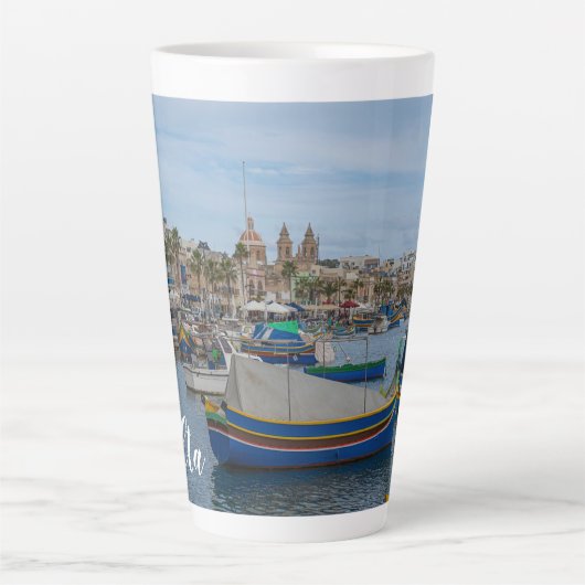 マルタ伝統的のカラフル魚釣り船 カフェラテマグ (正面)