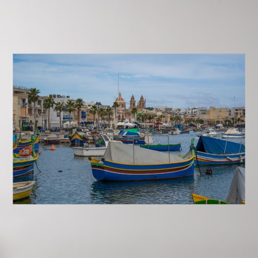 マルタ伝統的のカラフル魚釣り船 ポスター (正面)