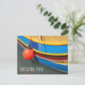 マルタ伝統的ブルーイエローストライプの魚釣りボート ポストカード (スタンド正面)