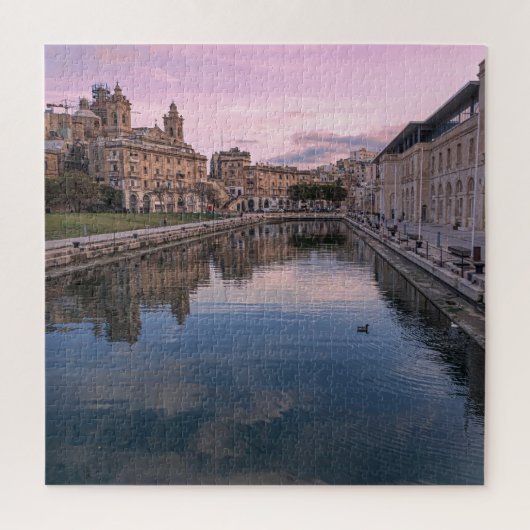 マルタ州コスピグアの小さな運河に沈む夕日 ジグソーパズル (縦)