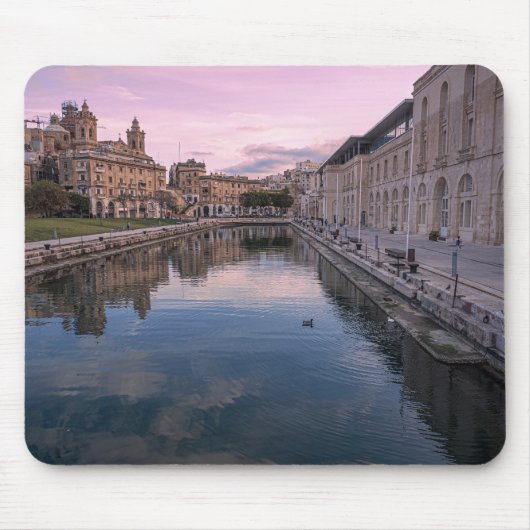 マルタ州コスピグアの小さな運河に沈む夕日 マウスパッド (正面)