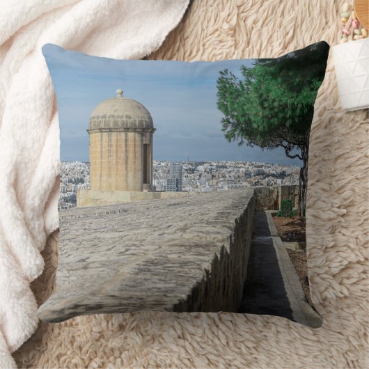 マルタ州バレッタの旧市街壁の砲塔 クッション (ブランケット)