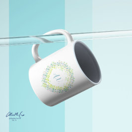 マルチカラーのパステルフラワーリースとモノグラム コーヒーマグカップ