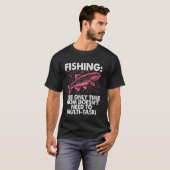 マルチタスク不要なひととき 釣りをするママ Tシャツ (正面フル)