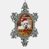 マルチーズの子犬がクリスマスのバスケットに スノーフレークピューターオーナメント (左)