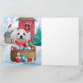 マルチーズの犬が雪のそばのクリスマスツリーと犬小屋に座っている カード (内部)
