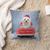 マルチーズの犬が雪の中でクリスマストラックに座って クッション (ブランケット)