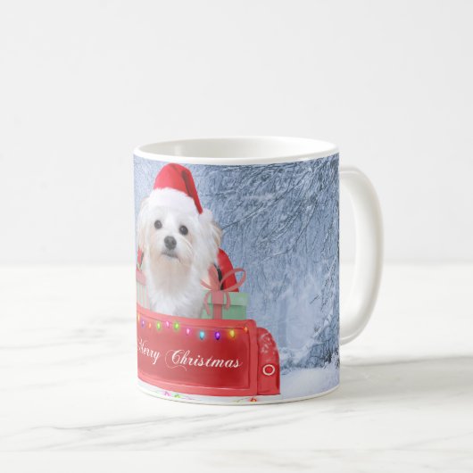 マルチーズの犬が雪の中でクリスマストラックに座って コーヒーマグカップ (正面右)