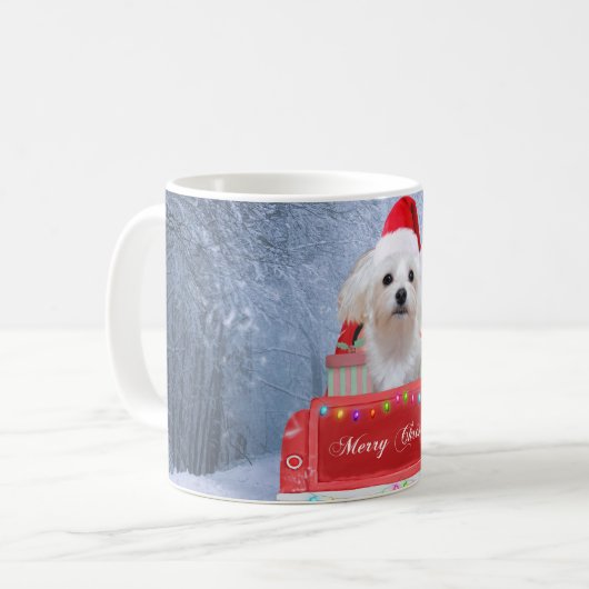 マルチーズの犬が雪の中でクリスマストラックに座って コーヒーマグカップ (正面左)