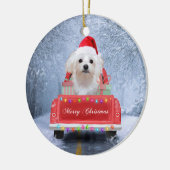 マルチーズの犬が雪の中でクリスマストラックに座って セラミックオーナメント (左)