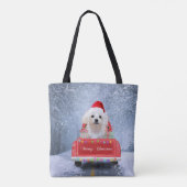 マルチーズの犬が雪の中でクリスマストラックに座って トートバッグ (裏面)