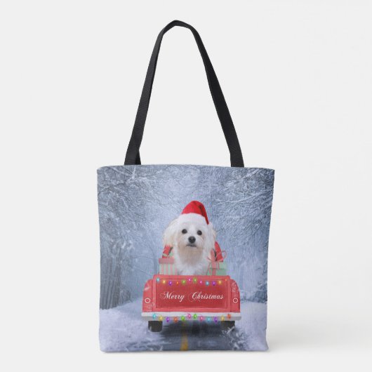 マルチーズの犬が雪の中でクリスマストラックに座って トートバッグ (裏面)