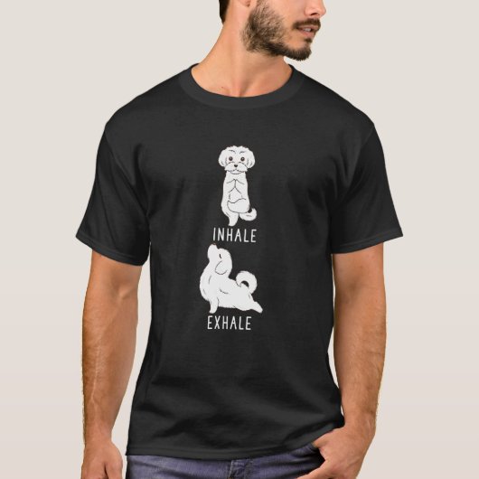 マルチーズの犬のヨガの吸気と呼気 Tシャツ (正面)
