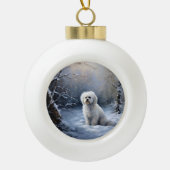 マルチーズは雪のクリスマスを許す セラミックボールオーナメント (正面)