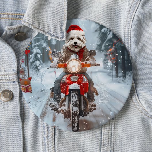マルチーズドッグライディングオートバイクリスマス 缶バッジ (インサイチュ)