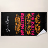 マルチーズ熱狂するママ ビーチタオル (正面)