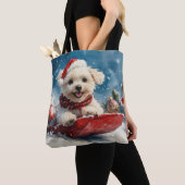 マルチーズ犬のソリで雪のクリスマス トートバッグ (クローズアップ)