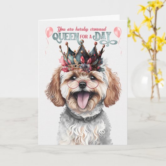 マルティポ犬の女王のためのデイおもしろい誕生日 カード (黄色い花)