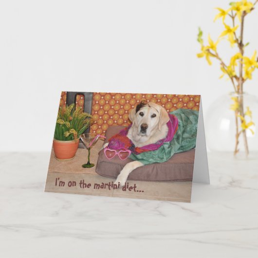 マルティーニを持つ魅力的な犬の写真。 機会 カード (黄色い花)